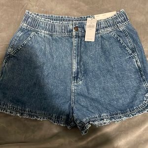 Never worn American Eagle mom shorts. Size 6.